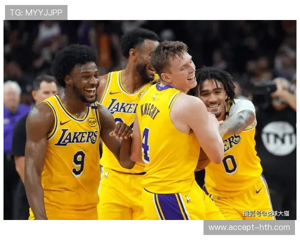 湖人队在季前赛大胜勇士 詹姆斯表现抢眼 引发球迷热议