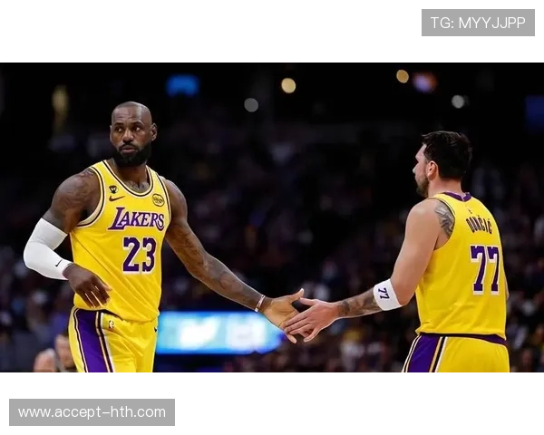 詹姆斯领衔湖人迎战勇士 詹皇追平NBA历史得分纪录引发热议